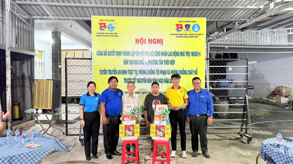 Những phần quà đầy ắp nghĩa tình được ban tổ chức trao đến đại diện 2 hộ dân có hoàn cảnh khó khăn - Ảnh: Hội LHPN phường Tân Thới Hiệp