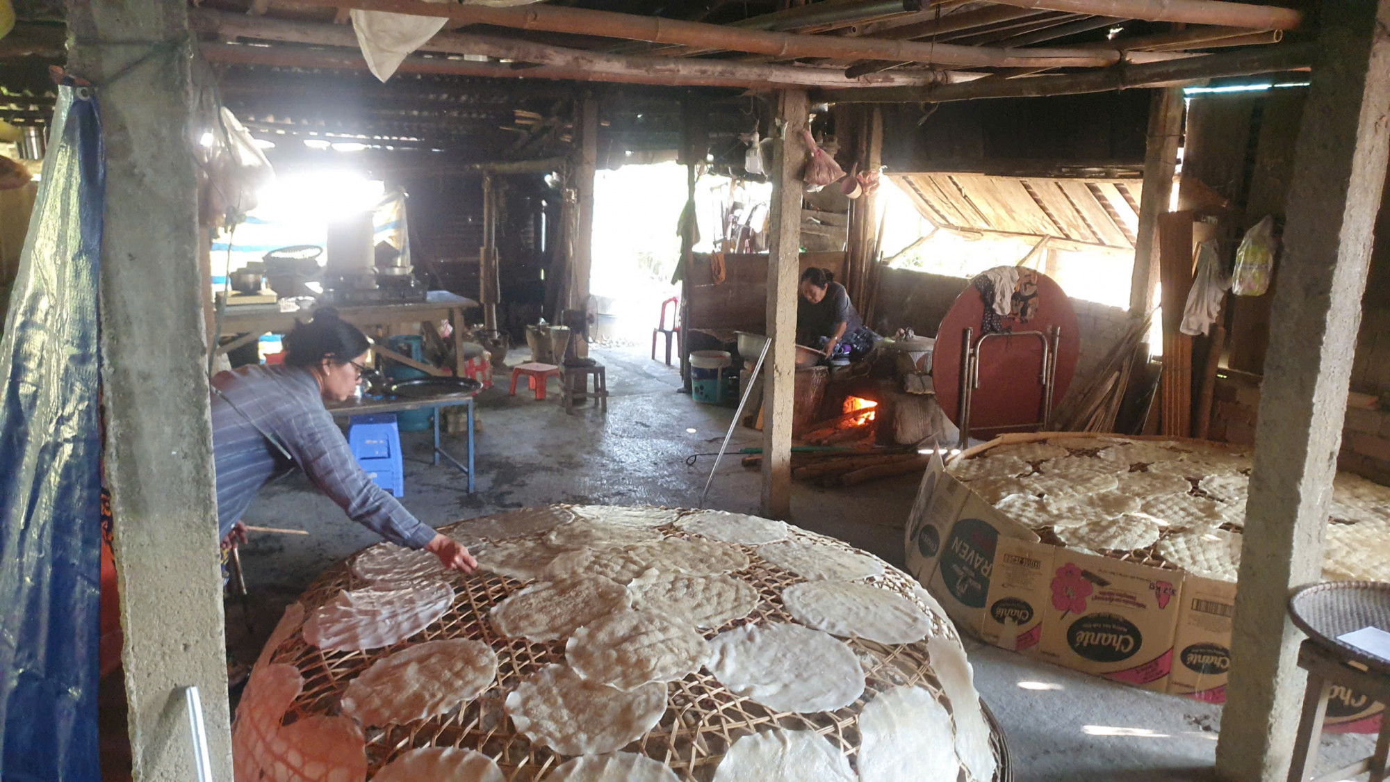 Nếu bạn muốn trải nghiệm và cảm nhận nghề làm bánh tráng thủ công này hãy đến thôn Túy Loan, xã Hòa Vang, Đà Nẵng. Thưởng thức chiếc bánh ngon nhất khi nướng bằng than củi, ăn kèm với mì Quảng hoặc dùng như món khai vị trong các bữa tiệc gia đình. 