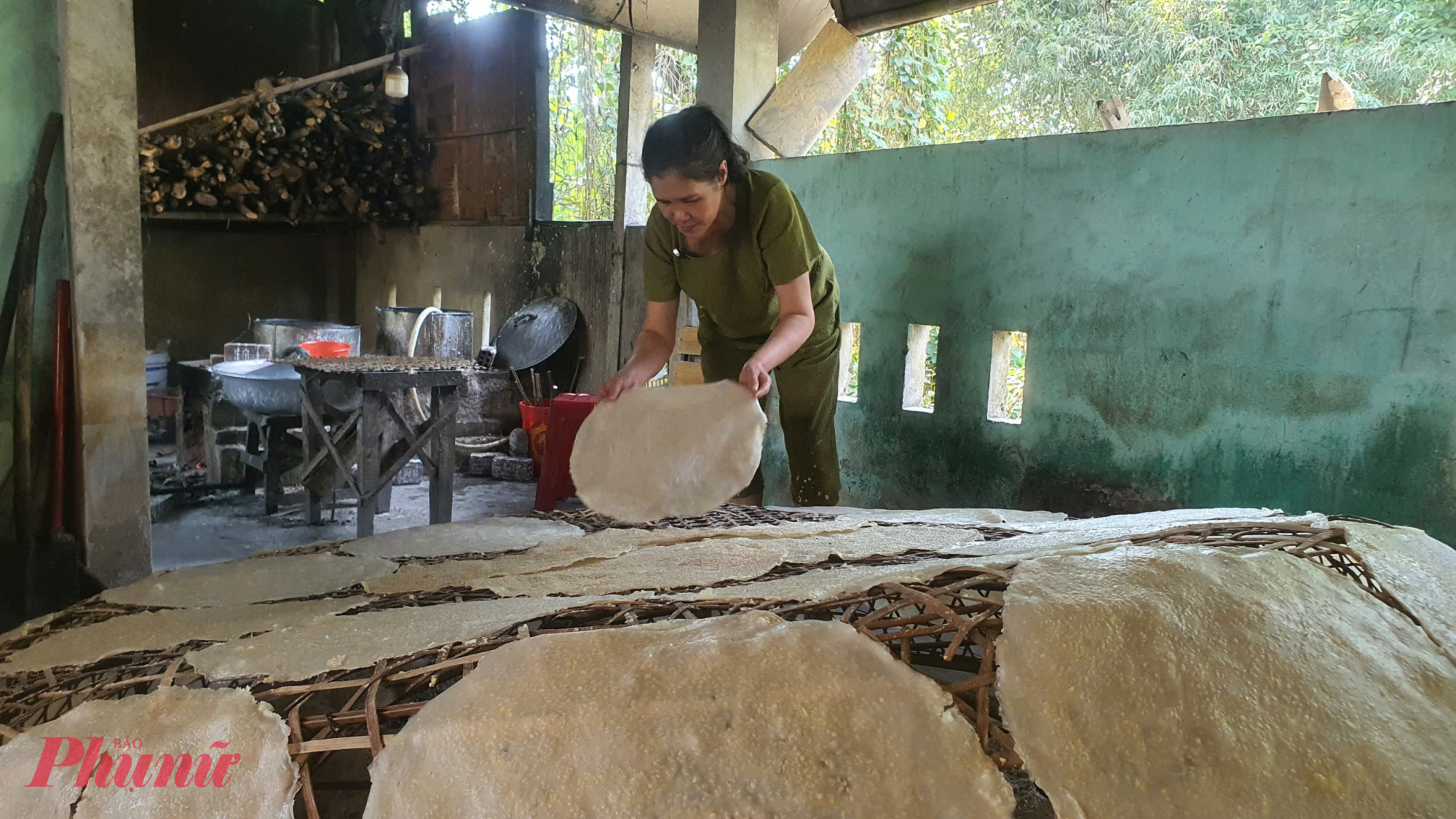 Bà Nguyễn Đặng Thái Hòa (49 tuổi), một người thợ lành nghề, chia sẻ rằng từ 2 giờ sáng, bà đã phải dậy chuẩn bị củi than và bột gạo. Dịp Tết, nhu cầu thị trường tăng đột biến khiến lượng gạo bà tráng mỗi ngày tăng từ 20kg lên 30kg. Với đôi tay thoăn thoắt, mỗi ngày bà cho ra đời gần 230 chiếc bánh chất lượng để kịp giao cho khách.