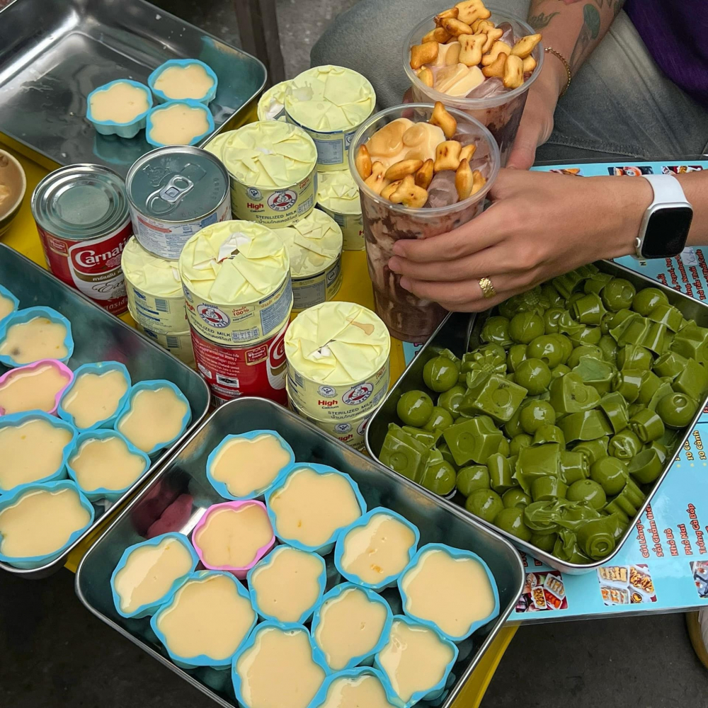 Ăn vặt Tú Hiệu Trưởng, nằm tại 133/15 Hoà Hưng, Phường 12, Quận 10, Thành phố Hồ Chí Minh, là một điểm ăn vặt bình dân được nhiều thực khách địa phương biết đến. Quán phục vụ đa dạng các món ăn nhẹ, đồ nướng và món vỉa hè hấp dẫn với mức giá phải chăng từ khoảng dưới 100.000 đồng/phần, phù hợp cho buổi xế chiều hoặc bữa tối giản dị. Mở cửa thường xuyên trong khung giờ từ trưa đến tối (khoảng 11:00–22:00), nơi đây thu hút đông người ghé lại thưởng thức tại chỗ và mua mang về. Món ăn ở Tú Hiệu Trưởng được đánh giá bởi hương vị dân dã, thơm ngon, chế biến nhanh và phục vụ thân thiện, tạo cảm giác gần gũi cho thực khách.