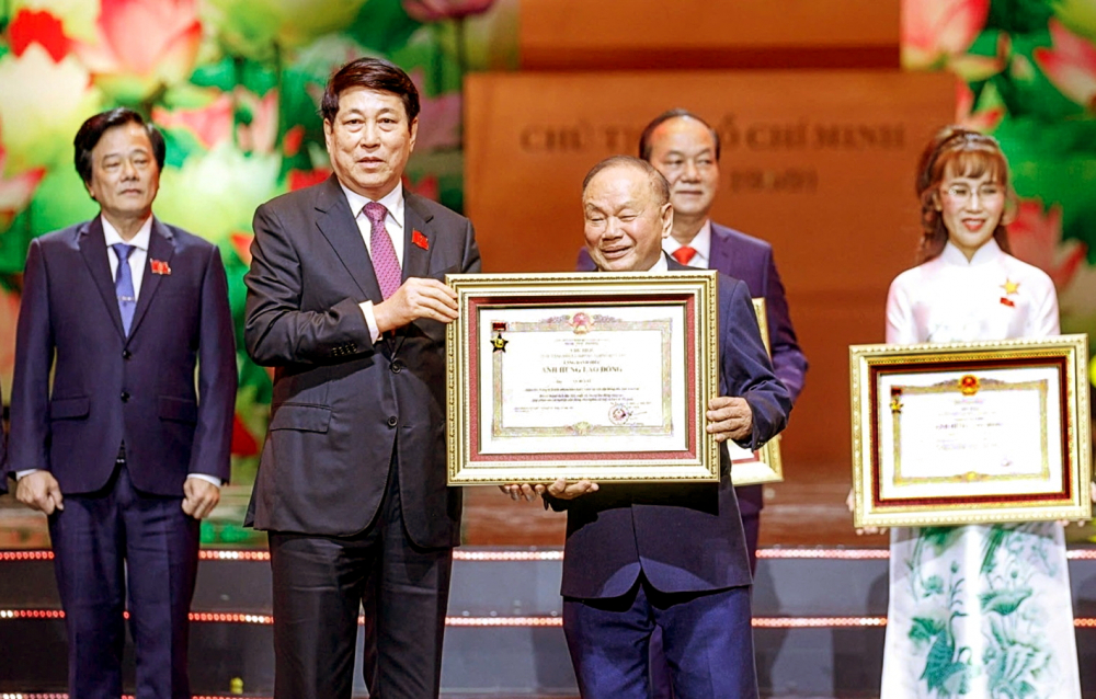 Chủ tịch nước Lương Cường trao tặng danh hiệu Anh hùng lao động cho kỹ sư Vũ Hữu Lê vào ngày 27/12/2025 - Ảnh do nhân vật cung cấp