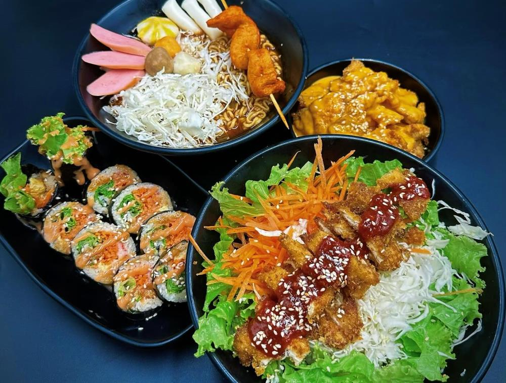 Tọa lạc tại 164/17 Bùi Quang Là, Quận Gò Vấp, Hangu là một điểm ăn vặt Hàn Quốc được nhiều bạn trẻ lui tới để thưởng thức các món vặt chuẩn vị với giá cả hợp lý. Quán mở có menu đa dạng từ tokbokki, hotdog phô mai, gà sốt chua cay đến mì lạnh và lẩu xiên que... giá thường dao động từ khoảng 15.000 đồng đến 89.000 đồng tùy món. Hương vị món Hàn ở đây được đánh giá đậm đà, nguyên liệu tươi và phục vụ nhanh, phù hợp với sinh viên và nhóm bạn trẻ muốn ăn uống thoải mái buổi chiều tối. Không gian quán khá nhỏ nhưng ấm cúng, bạn có thể ngồi trong nhà hoặc ở vỉa hè mát mẻ khiến nơi đây trở thành lựa chọn quen thuộc cho những buổi tụ tập ăn uống cuối tuần - Ảnh: Hangu