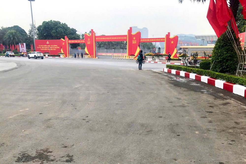 đồng thời sơn chỉnh trang cột, mặt sau biển báo, vệ sinh biển phản quang, rửa trụ và hàng rào dải phân cách nhằm bảo đảm mỹ quan đô thị.