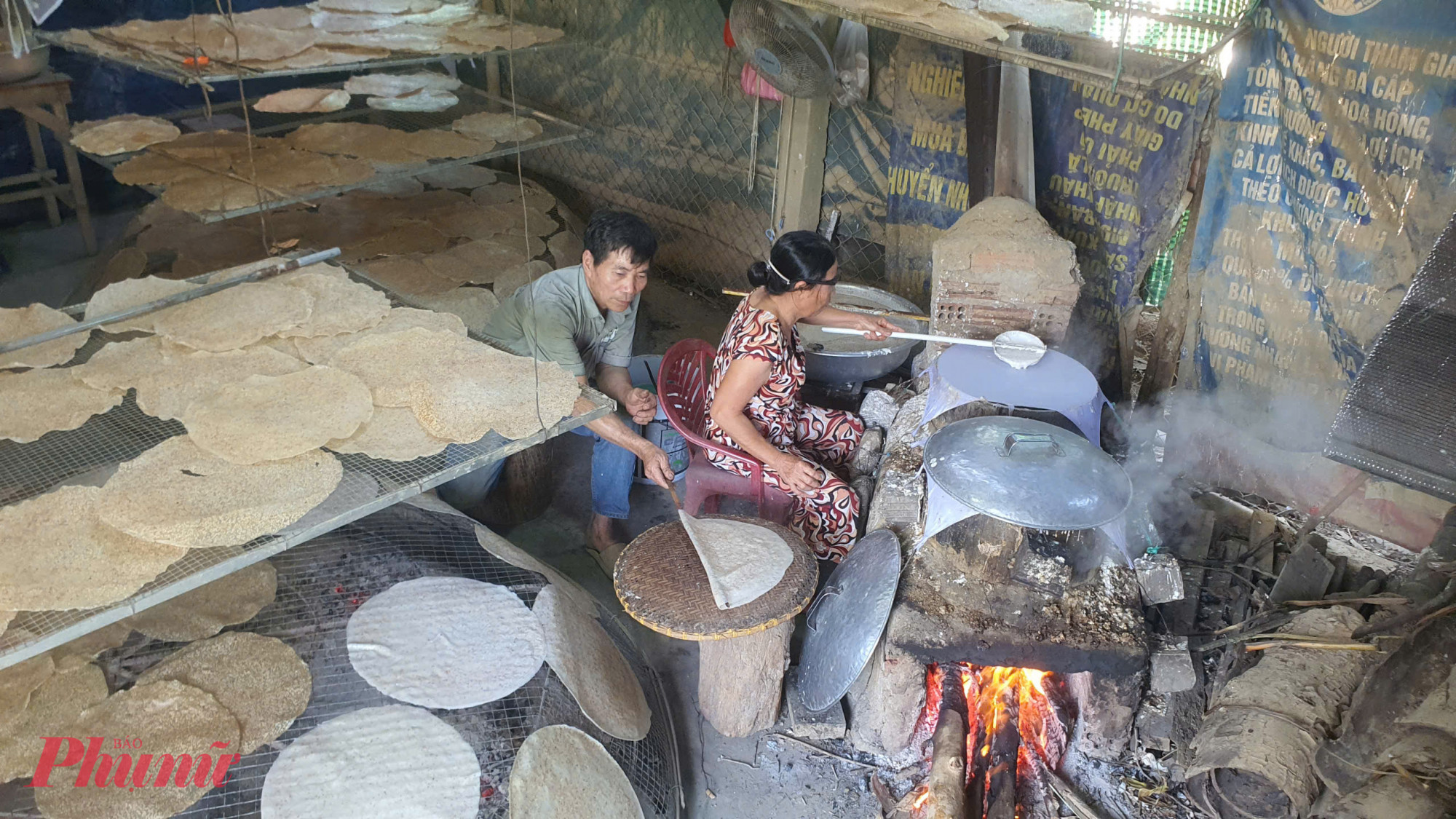 Cách lò của bà Hòa không xa là lò bánh của ông Nguyễn Văn Tâm, một nghệ nhân thế hệ thứ ba. Ông Tâm cho biết, từ tháng 9 âm lịch, đơn hàng từ khắp nơi đã đổ về dồn dập. Không chỉ phục vụ người dân Đà Nẵng, bánh tráng Túy Loan còn theo chân những người con xa xứ sang Mỹ, Nhật Bản, Hàn Quốc làm quà Tết.