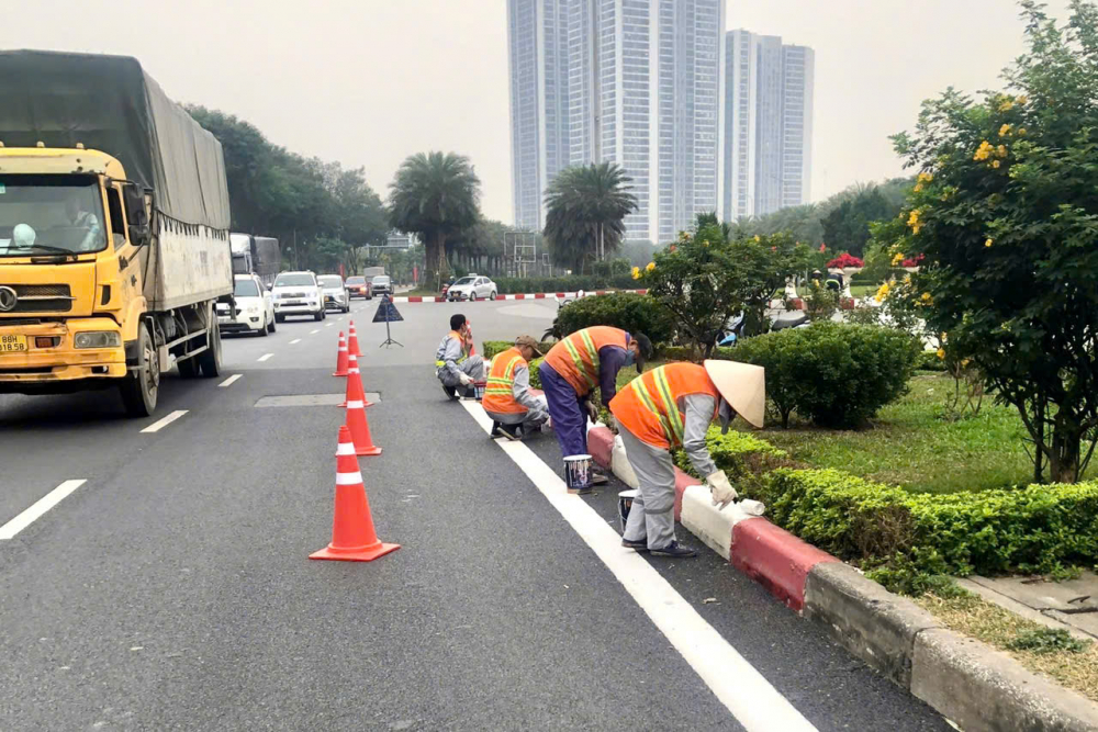 Nhiều tuyến phố nội đô như Liễu Giai, Phan Đình Phùng, Kim Mã, Láng Hạ, Giảng Võ, Lê Thái Tổ, Trần Nhân Tông, Giải Phóng… cùng các tuyến quốc lộ, đại lộ và đường ngoại thành như Đại lộ Thăng Long, Quốc lộ 1, Quốc lộ 6, Quốc lộ 21B, đường Hồ Chí Minh cũng được duy tu, sửa chữa tạo diện mạo, cảnh quan mới.