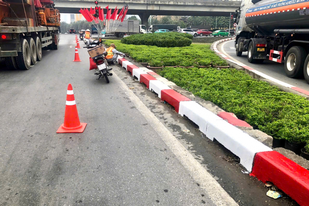 Bên cạnh đó, Ban Duy tu cũng tổ chức sơn kẻ, điều chỉnh tổ chức giao thông tại nhiều tuyến phố lớn