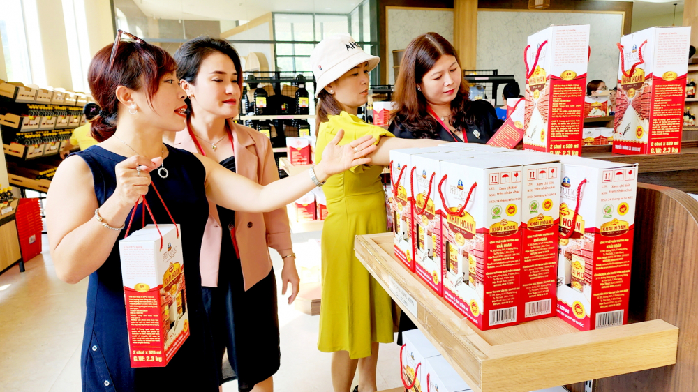 Nước mắm Phú Quốc Khải Hoàn (tỉnh An Giang) sản phẩm chất lượng cao, tiêu chuẩn OCOP 5 sao,  được tiêu thụ mạnh trong dịp tết… 