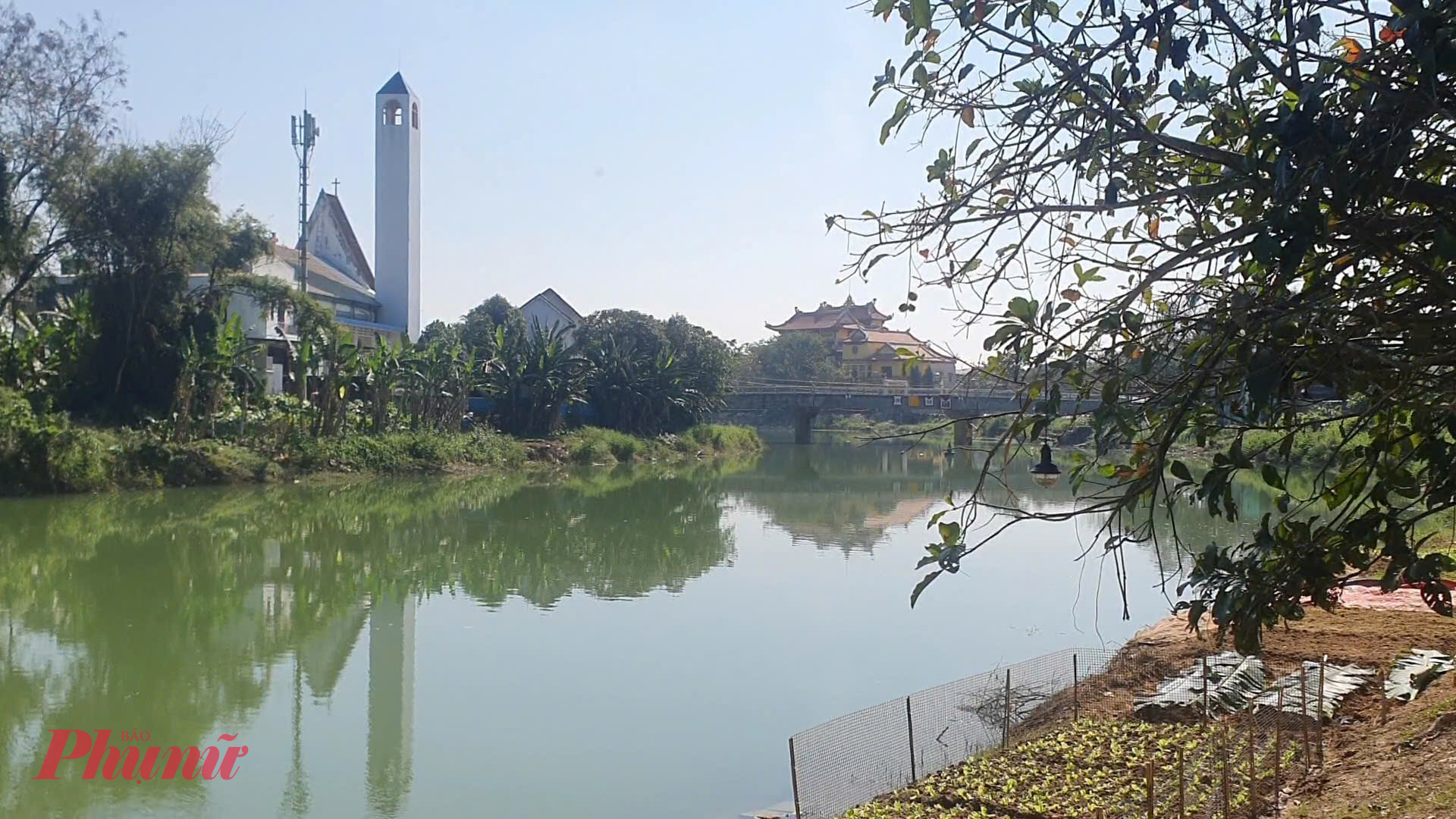 Làng cũ ven sông Tuý Loan nhịp sống những ngày cuối năm như được đẩy lên nhanh hơn. Khi phần lớn người dân còn đang chìm trong giấc ngủ, những lò bánh tráng tại thôn Túy Loan đã bắt đầu 'đỏ lửa'.