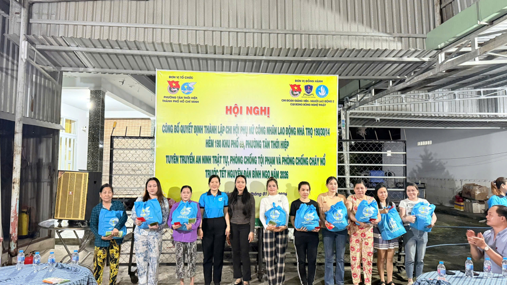 Ban tổ chức trao quà tết đến chị em công nhân - Ảnh: Hội LHPN phường Tân Thới Hiệp