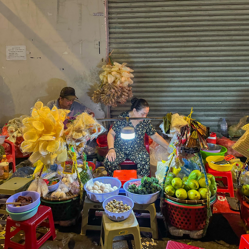 Nằm tại số 1 Nguyễn Thông, quận 3 - khu vực ga tàu lửa Sài Gòn, những gánh tré trộn bán “xuyên đêm” là điểm lui tới thường xuyên của nhiều thực khách. Mở bán từ 18:00 đến 5:00 sáng hôm sau, nơi đây tập trung khoảng 5 gánh tré trộn, bánh tráng trộn, thu hút thực khách tìm đến thưởng thức tại chỗ hoặc mua mang về. Phần tré trộn có giá 55.000 đồng/phần, đã bao gồm bánh phồng giòn rụm ăn kèm. Bánh tráng trộn có giá dao động từ 20.000 đến 30.000 đồng/phần tùy loại. Món tré trộn ở đây nổi bật bởi sự kết hợp hài hòa giữa tré cùng các loại rau thơm, gia vị, tạo nên hương vị đậm đà, chua chua, cay cay đặc trưng. 