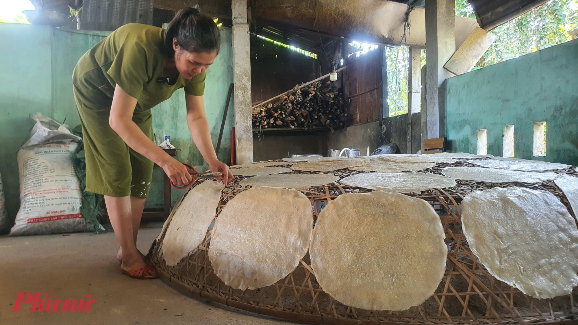 Khi chiếc bánh vàng đều, bẻ một miếng cho vào miệng, thực khách sẽ cảm nhận được sự cộng hưởng tuyệt vời của ngũ vị: Vị giòn tan của loại gạo xiệc được sấy kỹ; vị béo bùi đặc trưng của mè trắng và dầu lạc; vị mặn mòi tinh tế của nước mắm Nam Ô truyền thống; vị ngọt thanh của đường bát và chút cay nồng ấm sực của gừng, tỏi.