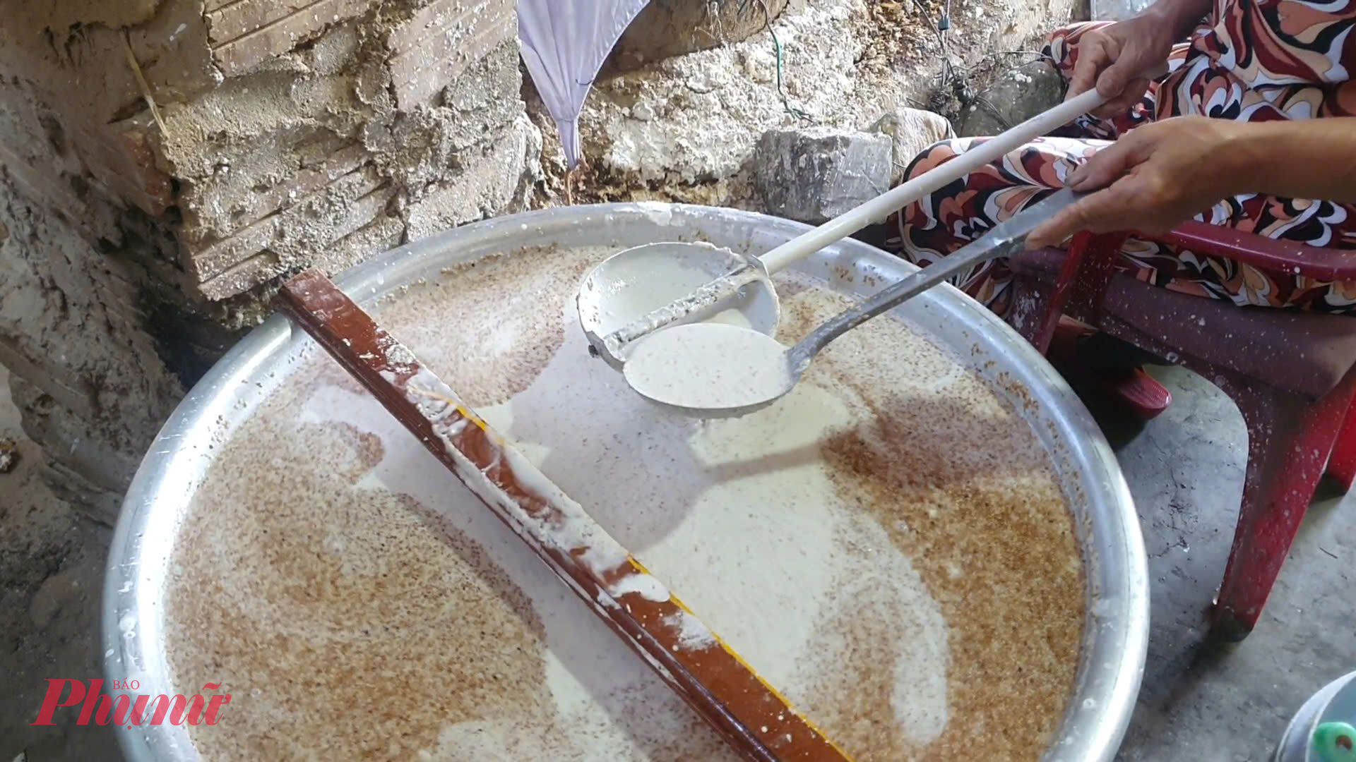 Nguyên liệu làm bánh cũng được tuyển chọn khắt khe. Gạo phải là loại gạo Xiệc (gạo 13/2) để tạo độ cứng cáp và giòn đặc trưng. Hỗn hợp bột không chỉ có gạo và nước mà còn được pha trộn công phu với mè trắng, đường bát, muối, tỏi và đặc biệt là nước mắm Nam Ô trứ danh. Gần đây, bà Hòa còn cải tiến bằng cách thắng đường thành nước trước khi trộn để vị ngọt thanh tao thấm đều trong từng thớ bánh.