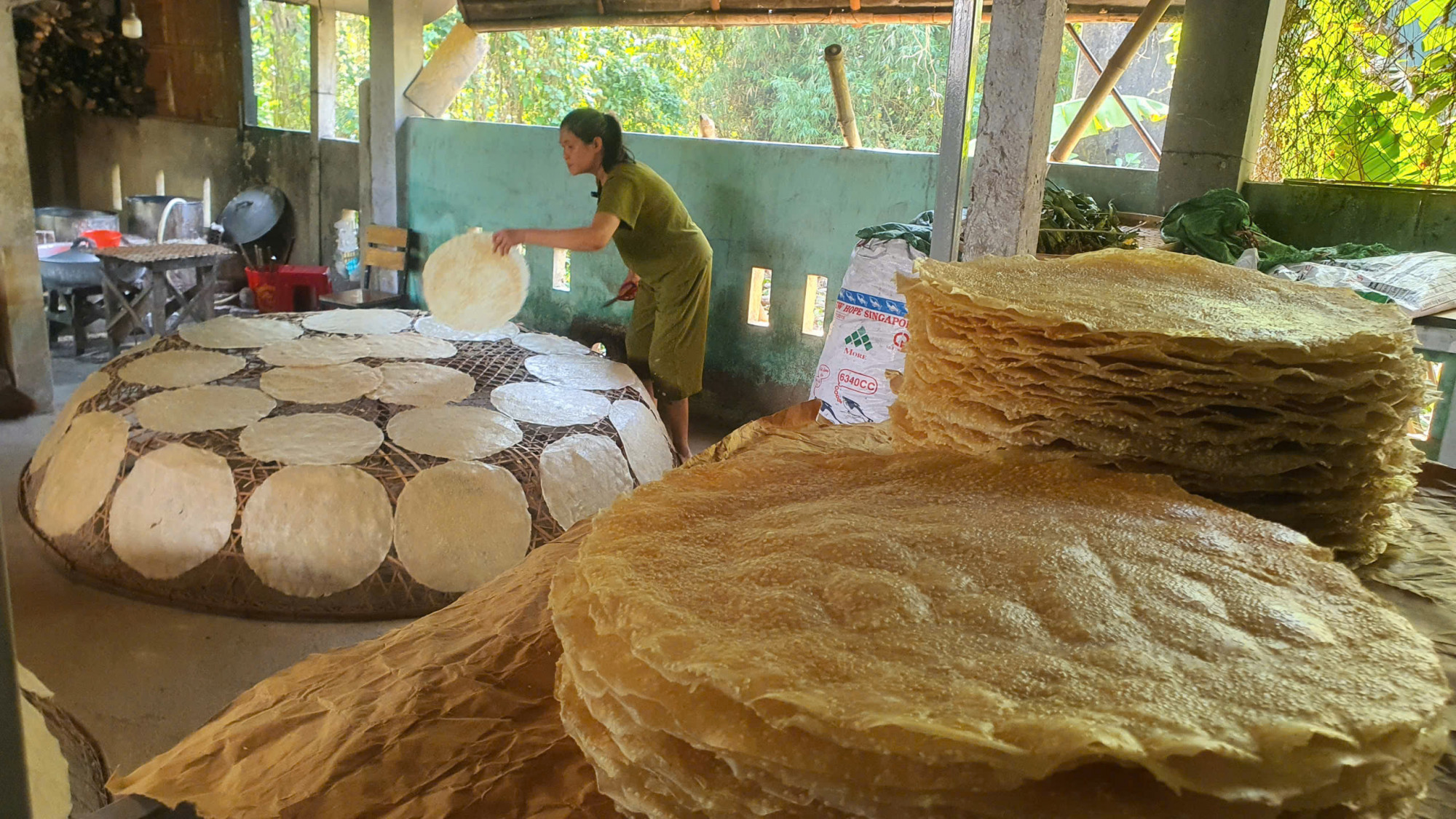 Do được sấy khô bằng lửa than, bánh có thể bảo quản trong túi kín từ 3-6 tháng mà vẫn giữ nguyên độ giòn và mùi thơm.