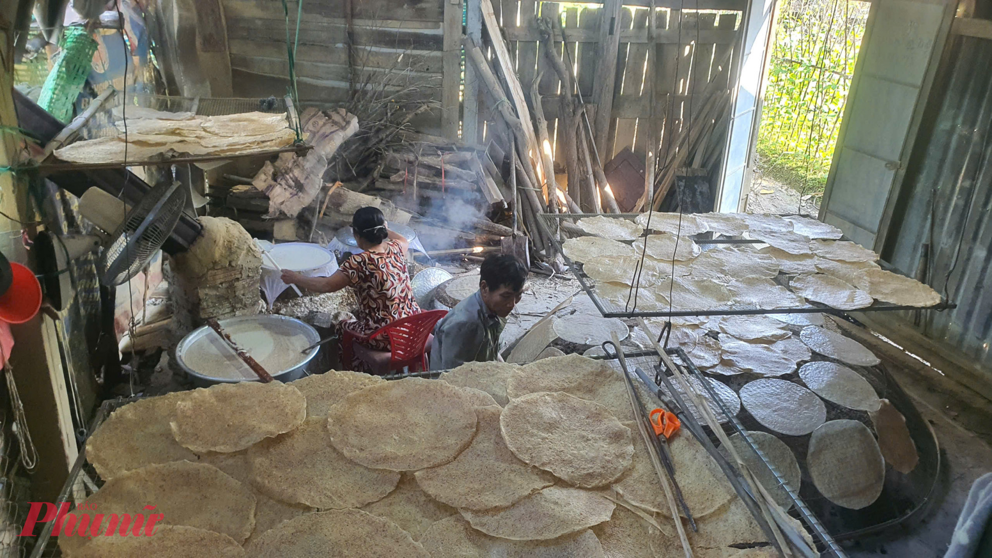 Dù bánh tráng Túy Loan đã được đăng ký bản quyền và công nhận là Di sản phi vật thể quốc gia từ tháng 2/2024, nhưng bài toán kế nghiệp vẫn là thách thức lớn. Hiện tại, làng chỉ còn khoảng 15 hộ duy trì nghề thường xuyên, và con số này chỉ tăng lên khoảng 40 hộ vào dịp cao điểm Tết.