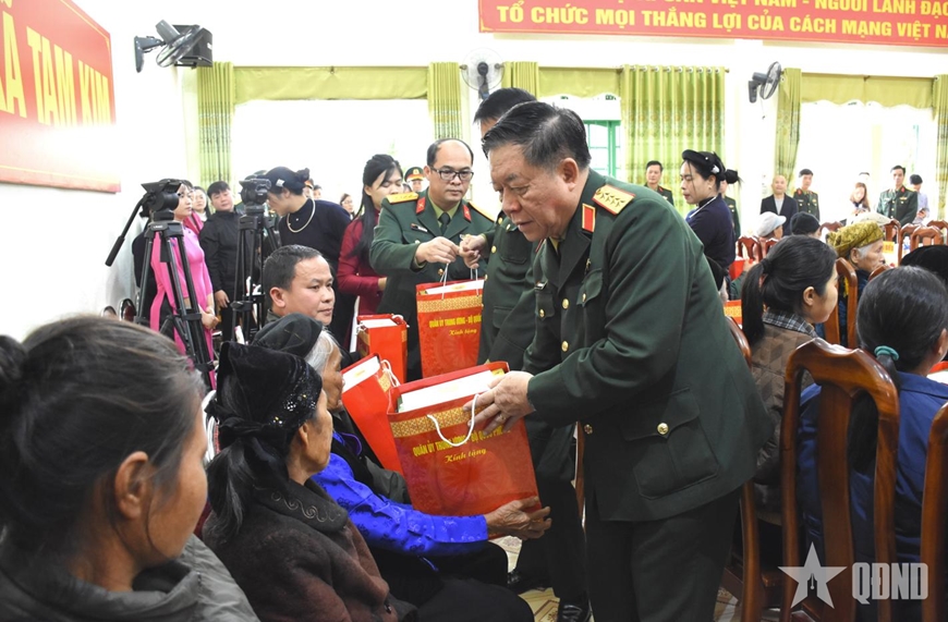 Đại tướng Nguyễn Trọng Nghĩa trao quà tặng các gia đình chính sách, người có công trên địa bàn tỉnh Cao Bằng. Ảnh: ANH MINH  