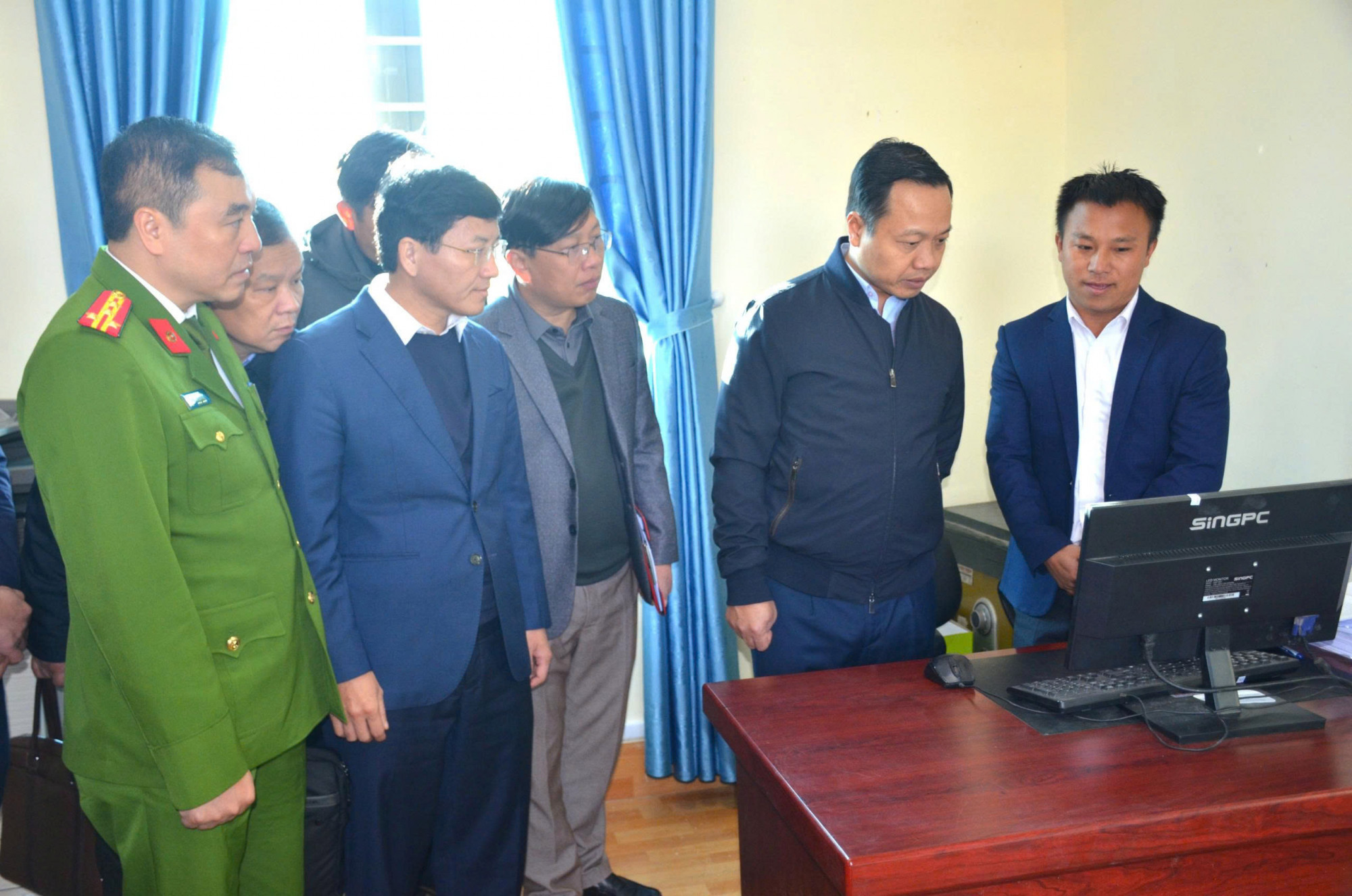 Bí thư Tỉnh ủy Trần Tiến Dũng cùng các thành viên trong đoàn công tác kiểm tra việc vận hành Trung tâm Phục vụ hành chính công xã Pu Nhi.