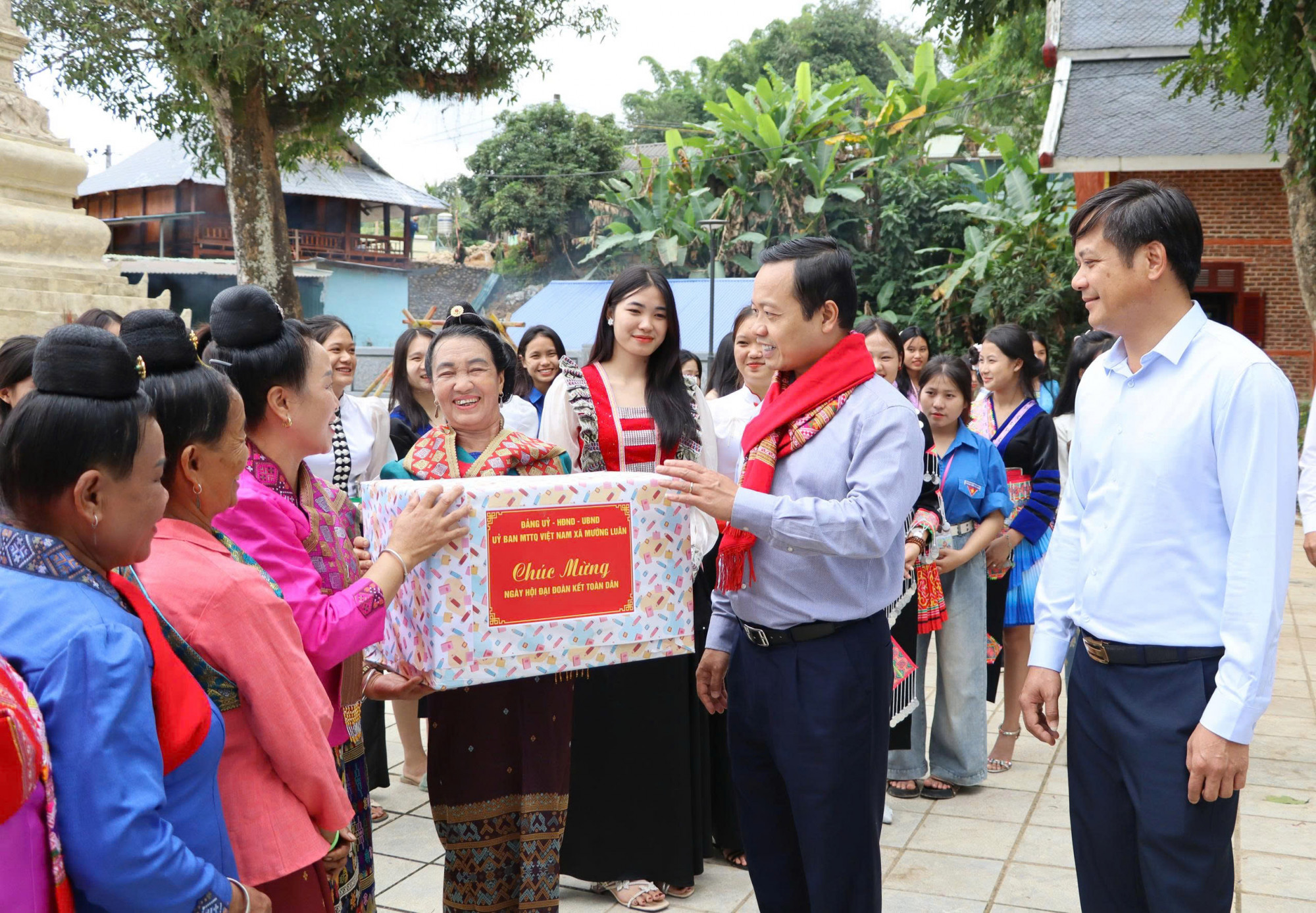 Bí thư Tỉnh ủy Trần Tiến Dũng tặng quà người dân bản Mường Luân 1, xã Mường Luân nhân ngày hội Đại đoàn kết dân tộc năm 2025.