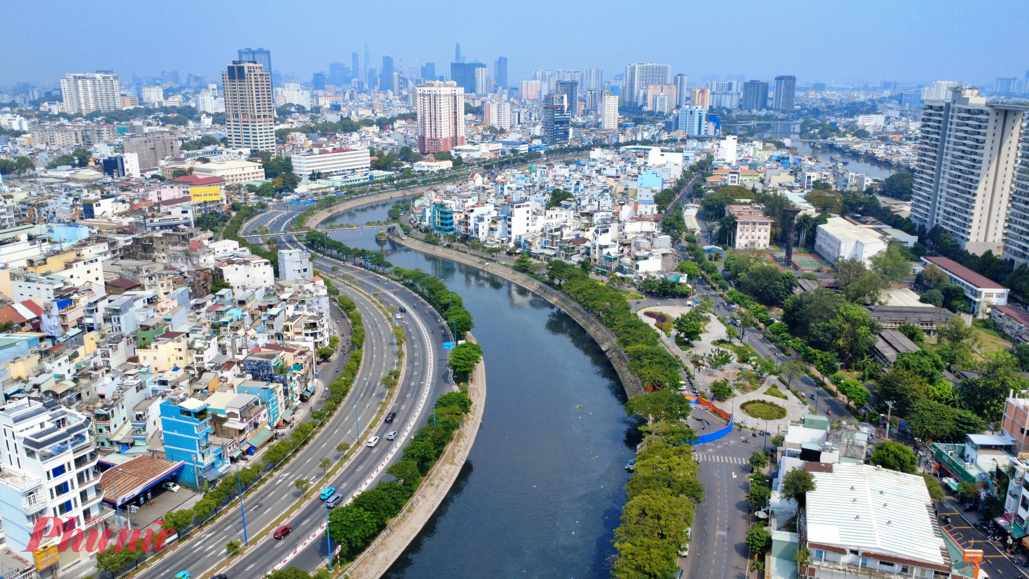 Đường Ba Đình chạy dọc kênh Tàu Hủ.