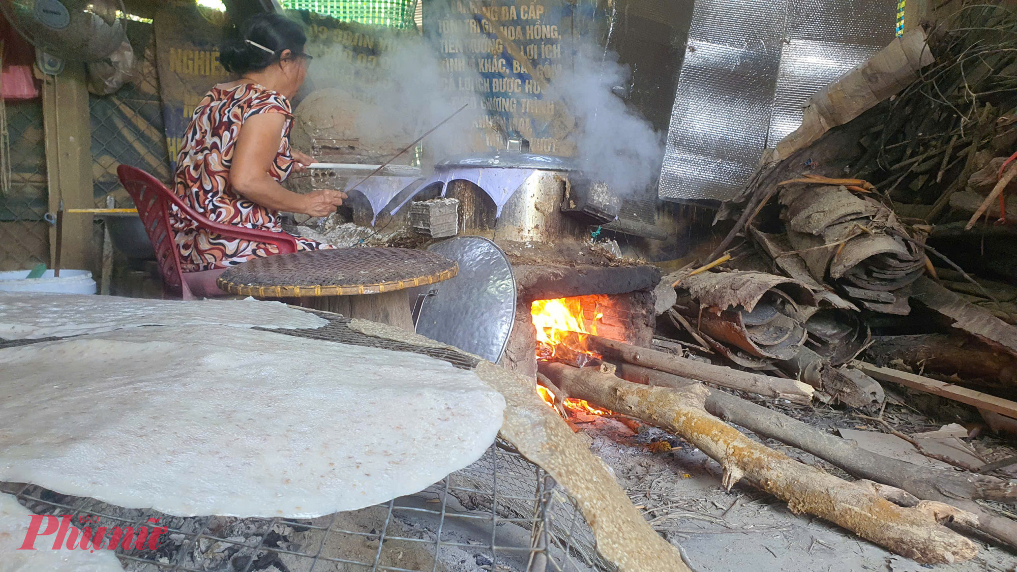 Thưởng thức bánh tráng Túy Loan không thể vội vàng. Cái thú vui đầu tiên chính là nghe tiếng bánh nổ lách tách trên bếp than hồng, rồi chứng kiến những hạt mè trắng bắt đầu nhảy nhót, tỏa hương thơm lừng cả một góc sân.