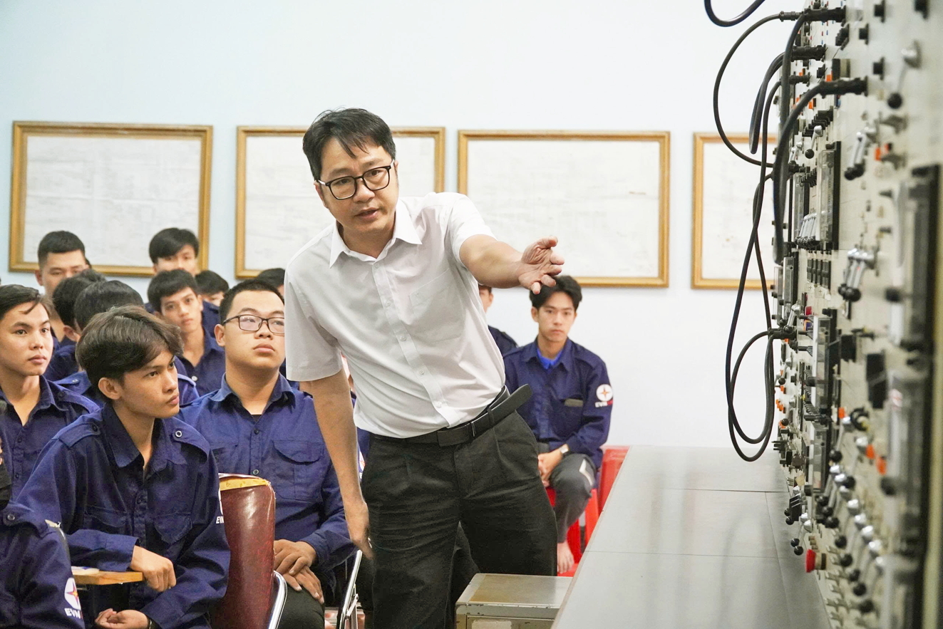Giảng viên Trường cao đẳng Điện lực TPHCM trong giờ dạy thực hành tại phòng mô phỏng hệ thống điện