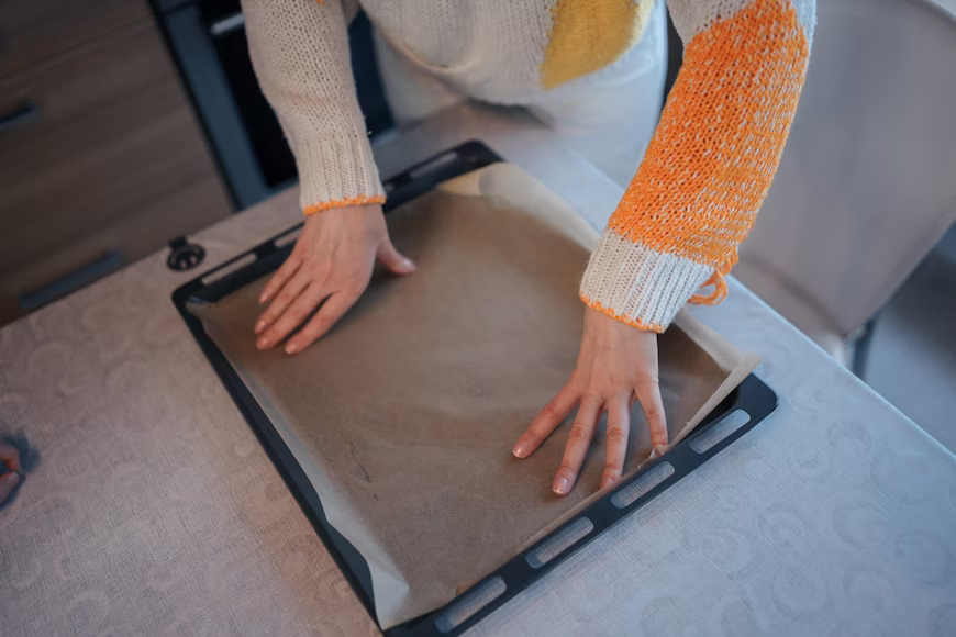 Sử dụng giấy lót hoặc khay silicon khi nấu các món nhiều dầu mỡ.