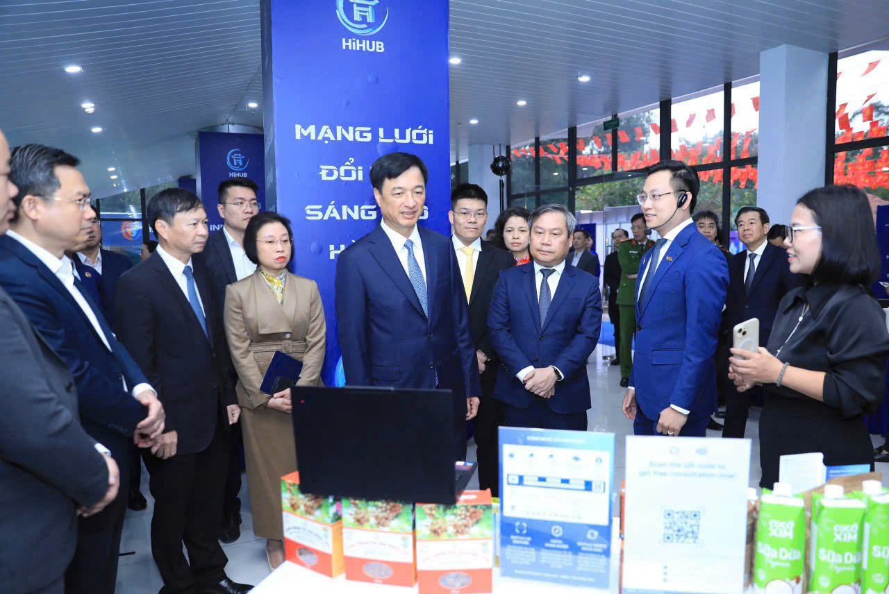 Bi thư Thành ủy Hà Nội Nguyễn Duy Ngọc tham quan triển lãm Mạng lưới đổi mới sáng tạo Hà Nội..jpg