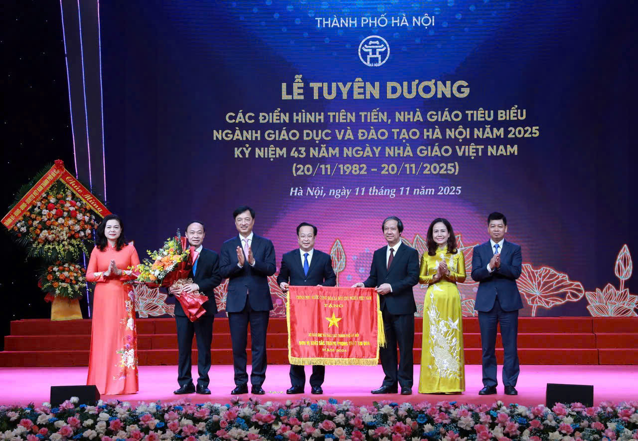 Bí thư Thành uỷ Hà Nội Nguyễn Duy Ngọc, Bộ trưởng Bộ Giáo dục và đào tạo Nguyễn Kim Sơn trao cờ đơn vị xuất sắc phong trào thi đua và tặng hoa chúc mừng Sở Giáo dục và đào tạo Hà Nội..jpg
