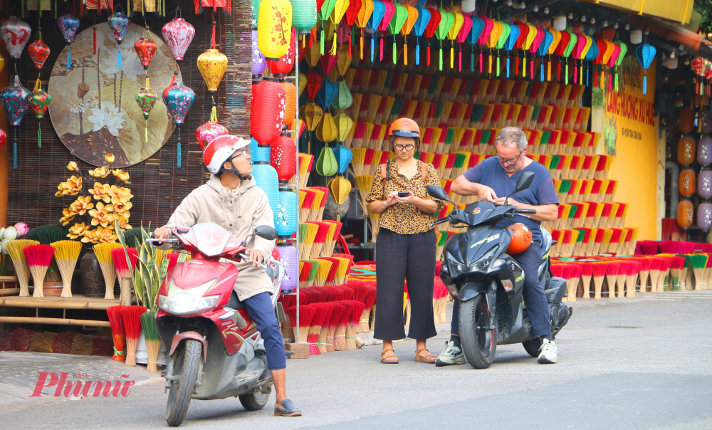 Điều đặc biệt, làng hương Thủy Xuân dịp Tết không chỉ sản xuất những sản phẩm này để phục vụ người dân trong nước mà còn xuất khẩu đi nhiều nơi, đem nét văn hóa Huế đến gần hơn với thế giới. Du khách đến tham quan sẽ được đắm mình trong không gian truyền thống, ngắm nhìn những bó hương đầy màu sắc và tận hưởng sự đón tiếp nồng hậu từ những nghệ nhân.