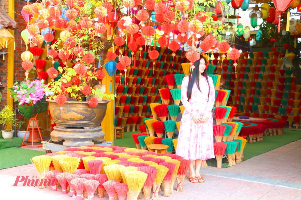 Từ trung tâm Huế, bạn có thể di chuyển đến làng hương Thủy Xuân bằng nhiều cách. Phương tiện phổ biến nhất là xe máy: đi theo đường Lê Lợi, rẽ vào đường Huyền Trân Công Chúa, mất khoảng 15-20 phút. Thuê xe máy tại Huế giá khoảng 100.000-150.000 đồng/ngày.