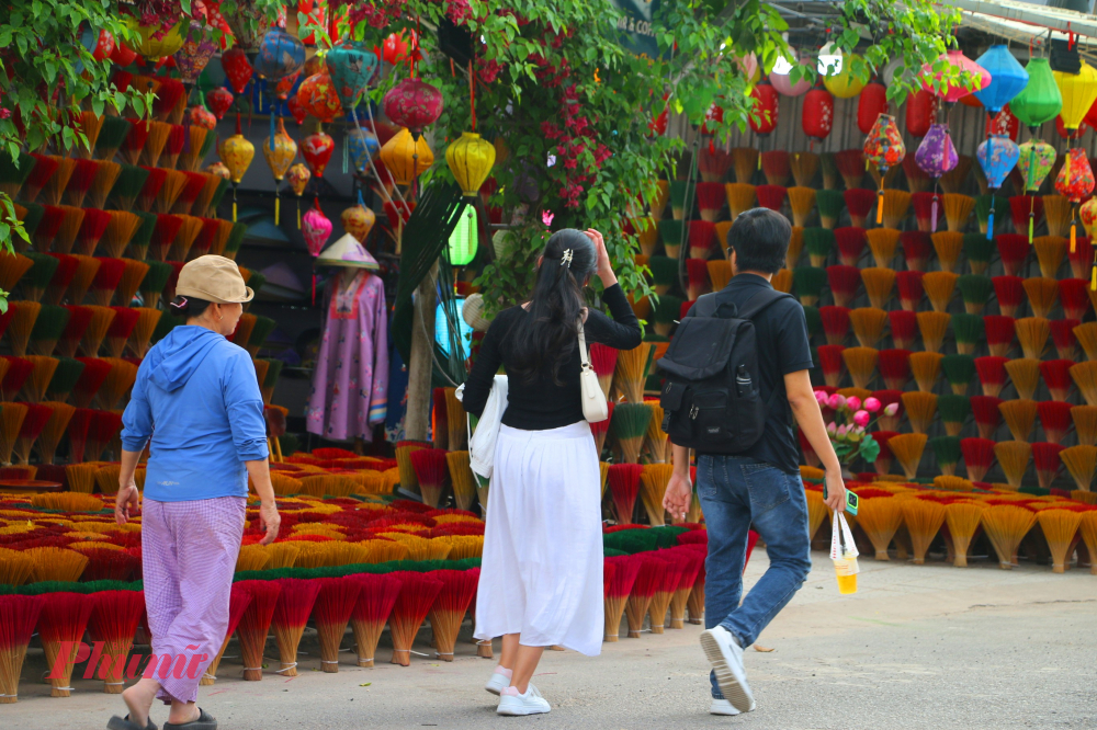 Dưới nắng Huế, hàng nghìn bó hương đỏ, vàng, tím, xanh được sắp xếp thành hình nan quạt hoặc hoa nở, lan tỏa hương thơm dịu nhẹ. Không gian làng yên bình với những con đường nhỏ, nhà cổ và vườn cây xanh, kết hợp sắc màu rực rỡ từ chân hương nhuộm tự nhiên