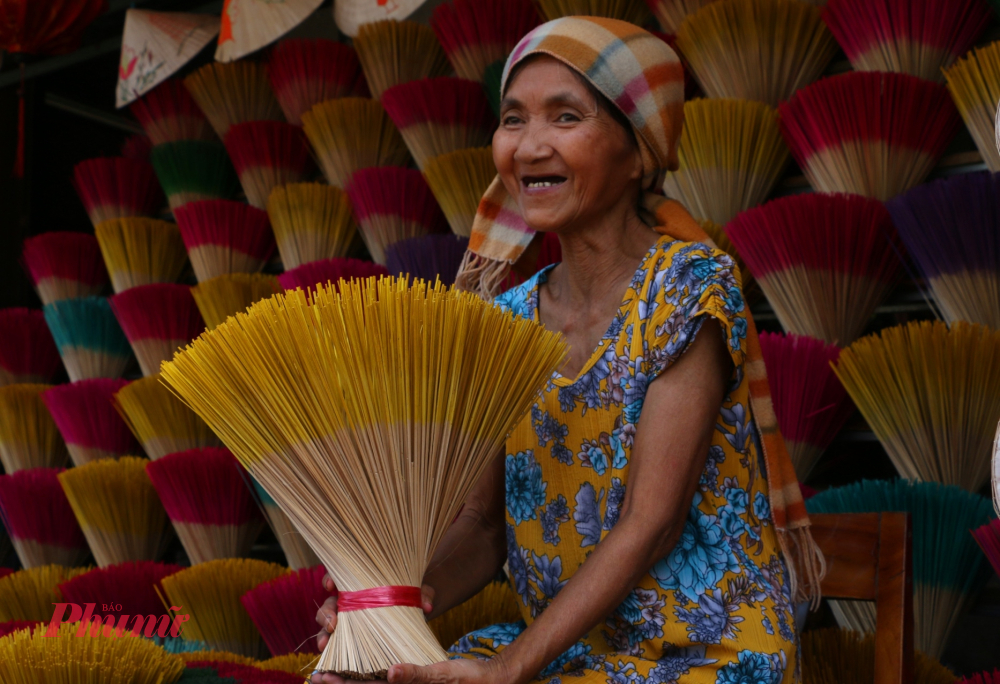 Đặc biệt khi đến tham quan làng hương Thủy Xuân du khách đừng quên ghé quán mệ Tuyết, nơi đây không chỉ là địa chỉ chụp ảnh mà còn để lắng nghe câu chuyện đầy cảm động phía sau