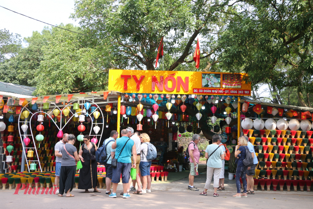 Làng hiện có khoảng 25-30 hộ dân tham gia sản xuất, kết hợp phát triển du lịch để bảo tồn nghề truyền thống. Nơi đây thu hút hàng nghìn lượt khách mỗi năm nhờ sự kết hợp hài hòa giữa di sản văn hóa và vẻ đẹp thiên nhiên, trở thành điểm đến không thể bỏ qua khi du lịch Huế.