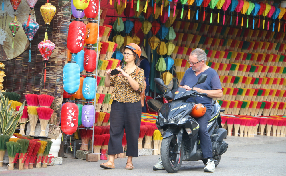 Làng hiện có khoảng 25-30 hộ dân tham gia sản xuất, kết hợp phát triển du lịch để bảo tồn nghề truyền thống. Nơi đây thu hút hàng nghìn lượt khách mỗi năm nhờ sự kết hợp hài hòa giữa di sản văn hóa và vẻ đẹp thiên nhiên, trở thành điểm đến không thể bỏ qua khi du lịch Huế.