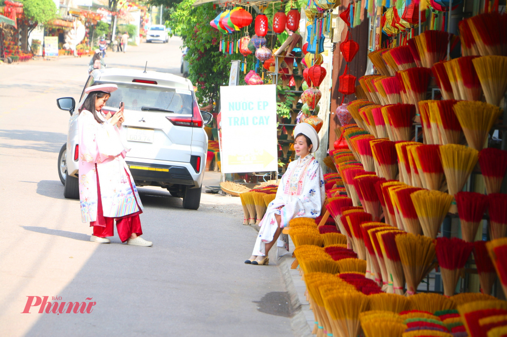 Nghề làm hương ở Thủy Xuân được cho là đã xuất hiện từ thời nhà Nguyễn. Ban đầu, hương được sản xuất chủ yếu để phục vụ quan lại trong triều đình cũng như người dân địa phương vùng Thuận Hóa - Phú Xuân. 