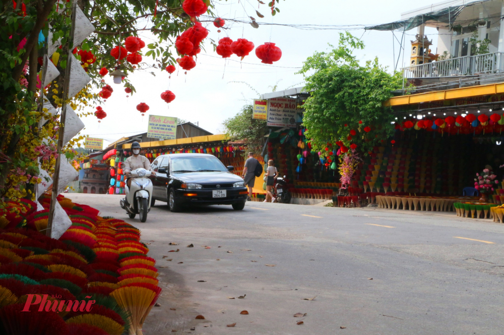 Mỗi khi Tết Nguyên Đán đến gần, không khí tại làng hương Thủy Xuân trở nên đặc biệt sôi động. Là một trong những làng nghề lâu đời của Huế, nghề làm hương đã trở thành một phần không thể thiếu trong những nghi lễ, tết lễ của người dân