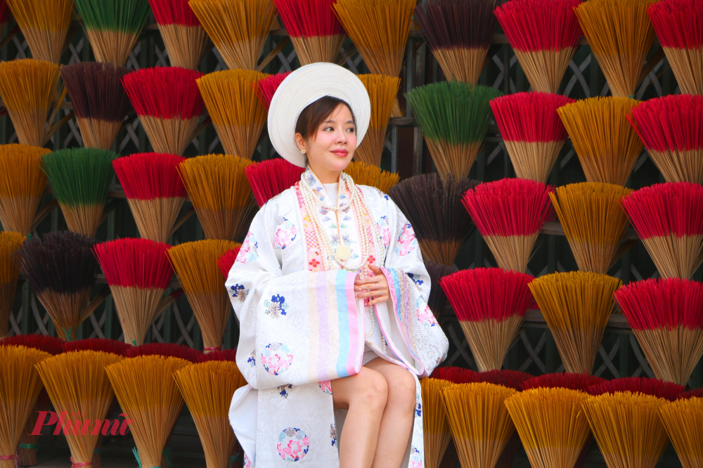 Khi đến làng hương Thủy Xuân, du khách có thể tham gia nhiều hoạt động thú vị. Đầu tiên là khám phá quy trình làm hương thủ công quan sát nghệ nhân se hương, nhuộm màu và phơi khô. Bạn còn có thể tự tay thử làm hương dưới sự hướng dẫn, mang về làm kỷ niệm.