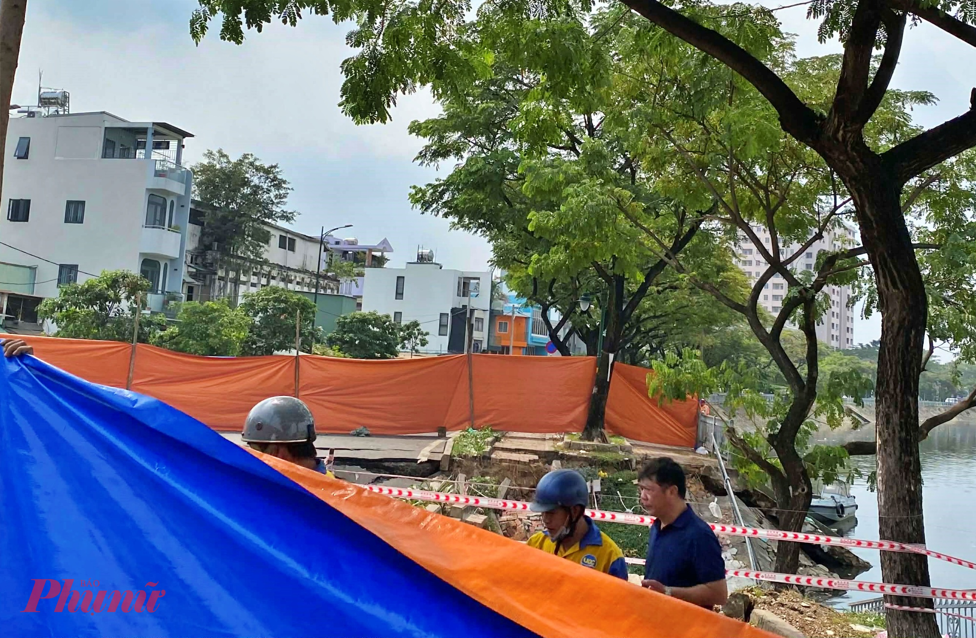 Hiện lực lượng chức năng đã che kín bạt, không cho người và xe đến gần khu vực bị sạt lở để đảm bảo an toàn, đồng thời nhanh chóng khắc phục sự cố.