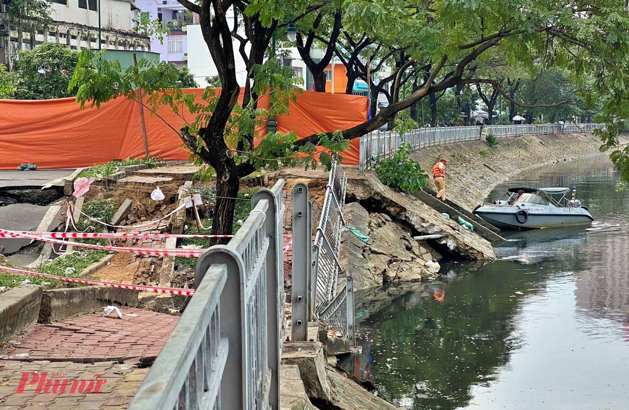 Bờ kè, lan can bị xô lệch trôi xuống kênh khi xảy ra sụt lún