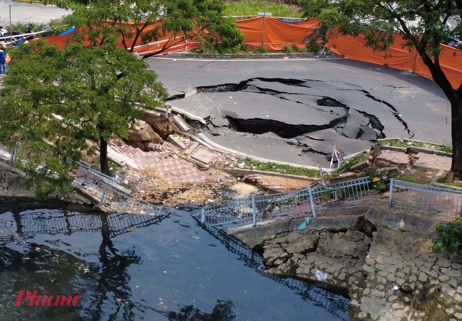 Theo một người dân tại hiện trường, rạng sáng cùng ngày họ ra tập thể dục thì phát hiện sạt lở.