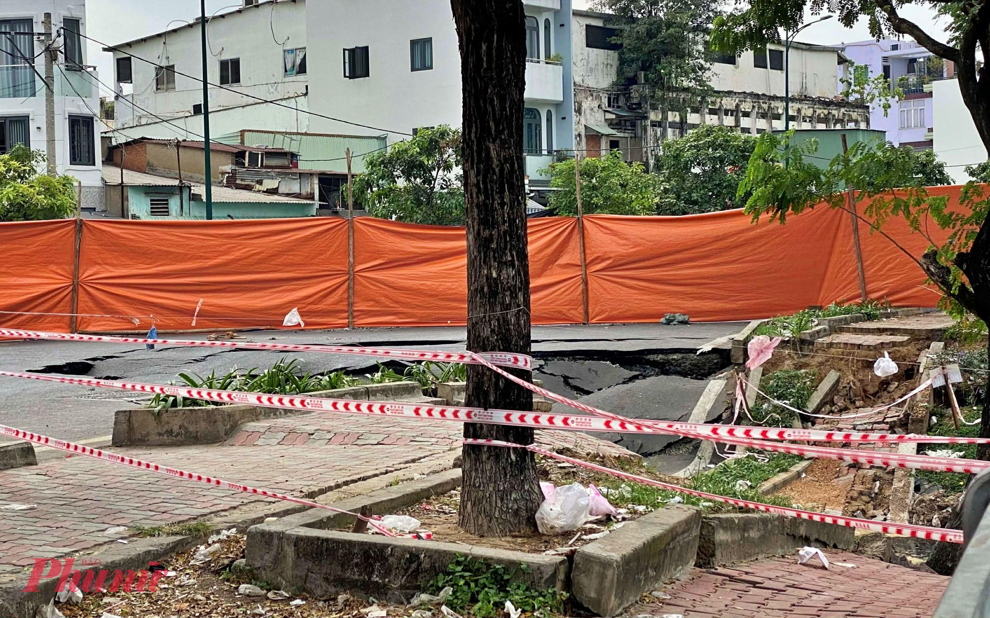 Một người dân gần công viên cho hay, khu vực này trước đó có dấu hiệu sụt lún nhỏ vào trước đó, đến nay thì xảy ra sự cố trên. Khi xảy ra sự việc vào sáng sớm, ít người qua lại nên không có người gặp nạn, Anh Kiên (người dân gần công viên) chia sẻ.