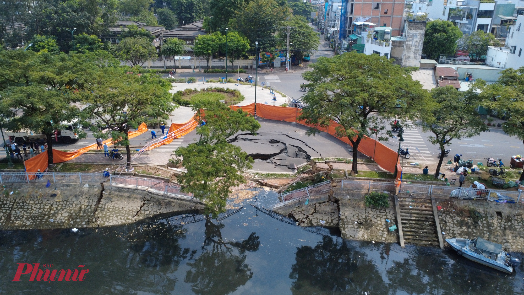 Bờ đê, lan can, vỉa hè, mặt đường đều bị sụp xuống kênh.
