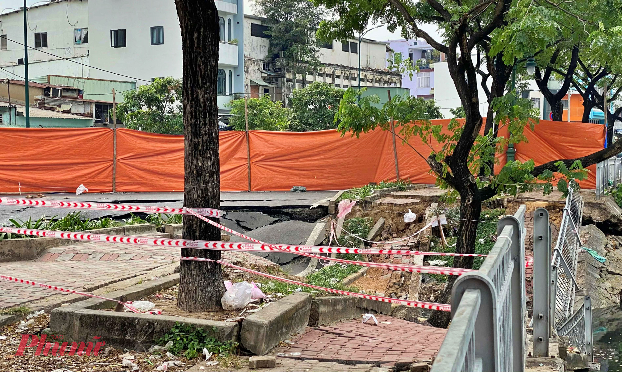 Tại hiện trường, vị trí sạt lở có đường kính khoảng 10m, điểm lún nặng khoảng 5m, hố sâu khoảng 3m.