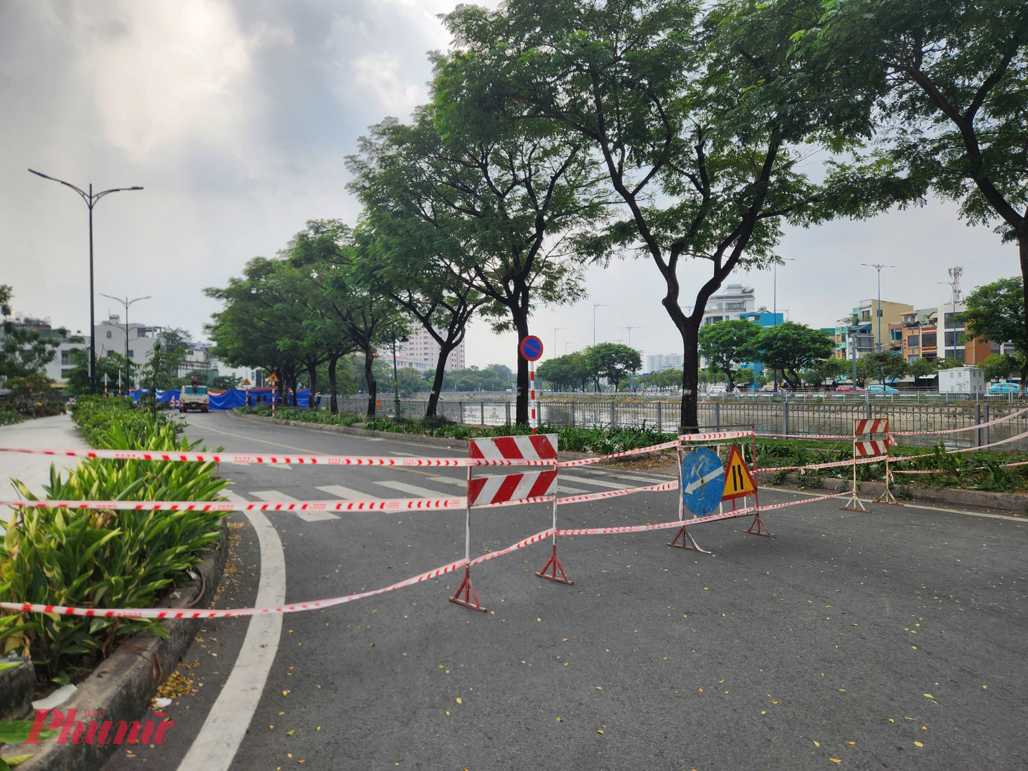 Lực lượng chức năng phong tỏa hiện trường 2 lớp tịa vị trí xảy ra sụt - Ảnh: Tứ Quý