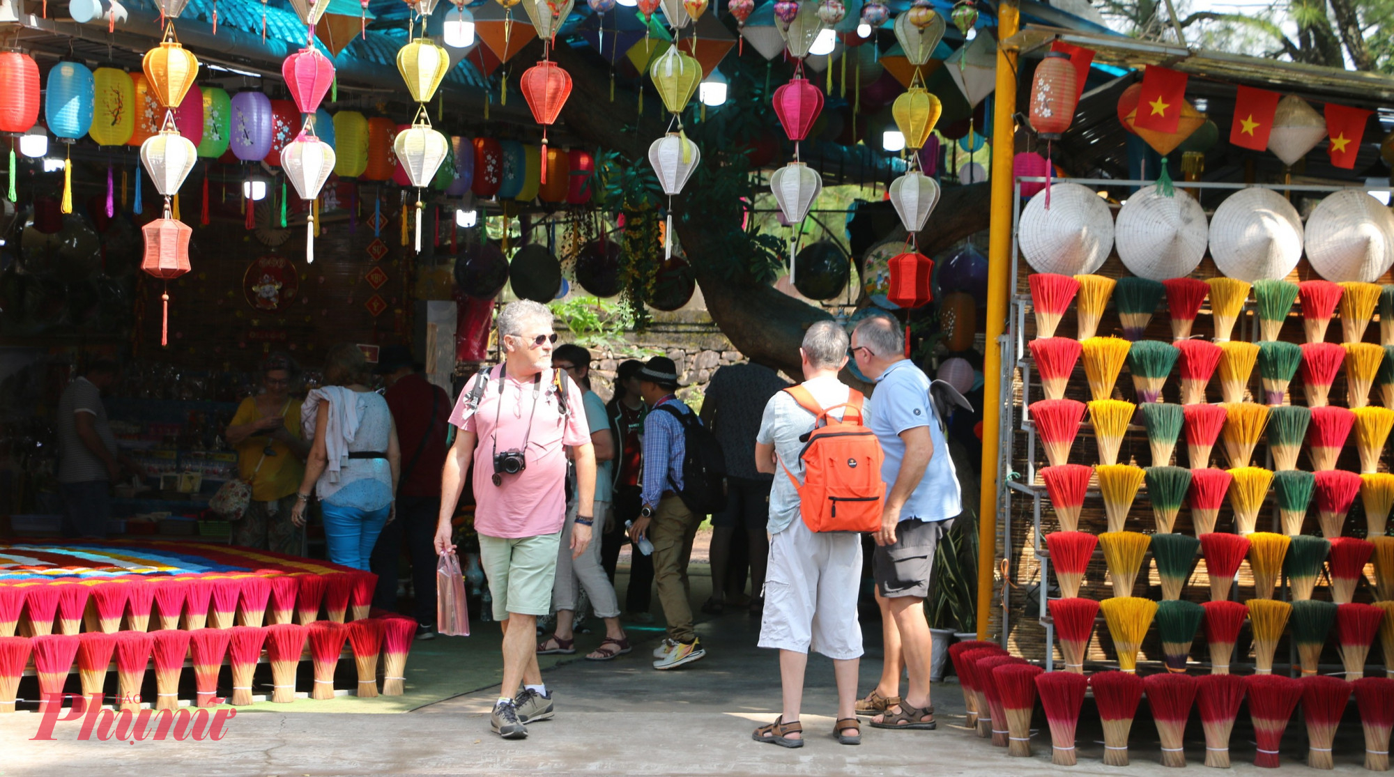 Rời làng hương Thủy Xuân, hương trầm vẫn còn vương vấn trên tay, trên áo, như mang theo một mảnh hồn Huế dịu dàng mà sâu lắng. Giữa gam màu rực rỡ của những bó hương xòe như đóa hoa và làn khói mỏng manh bay lên, người ta nhận ra đây không chỉ là một làng nghề, mà là một trang ký ức sống động của xứ kinh kỳ.