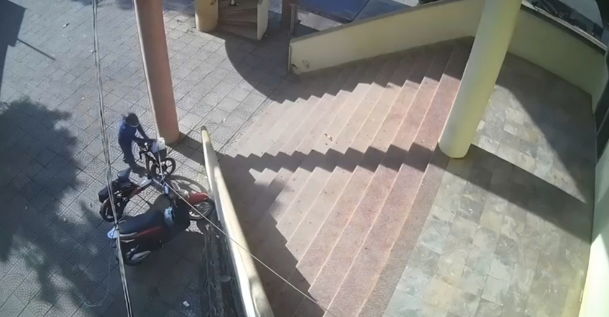 Mamera ghi lại người phụ nữ lấy trộm 800 tờ vé số và thẻ cào của người bán vé số dạo-Ảnh: cắt từ clip