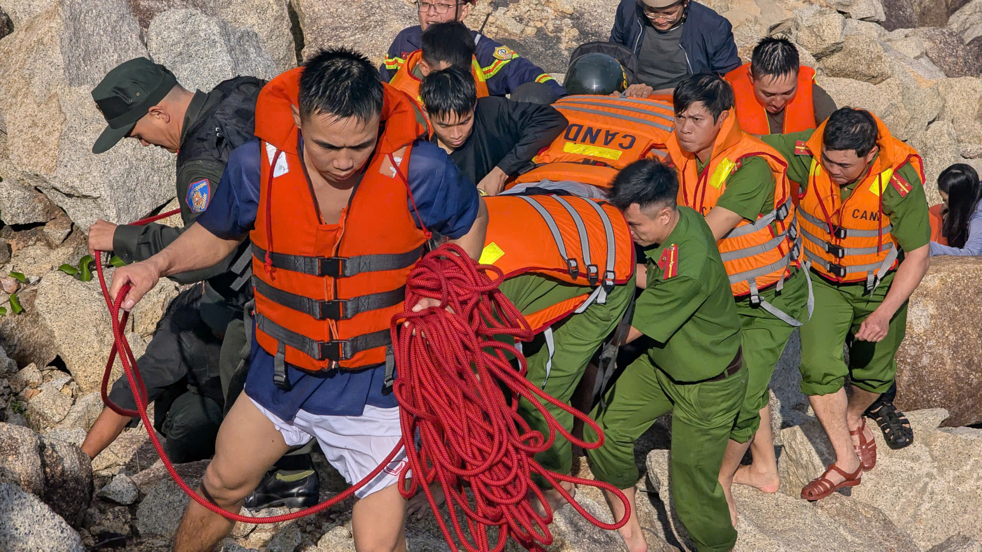 Lực lượng chức năng đã cứu được 2 du khách - Ảnh: Công an cung cấp