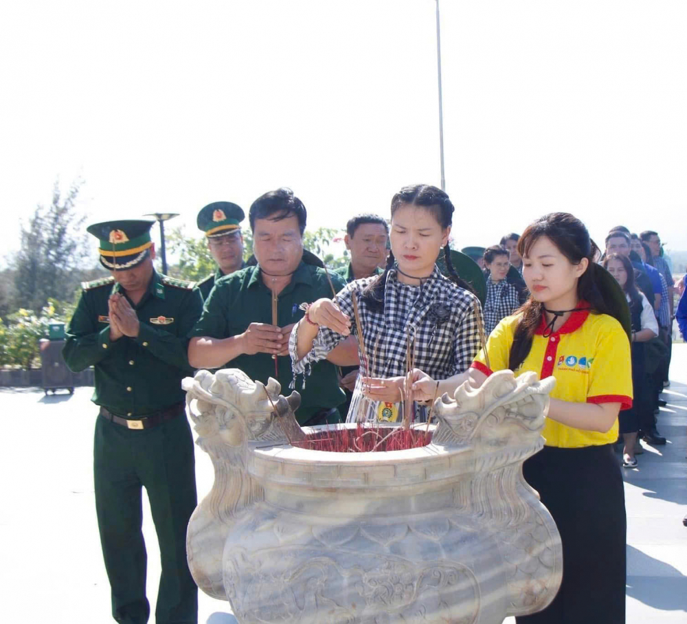 Chương trình cũng tổ chức hành trình về địa chỉ đỏ, dâng hương, dâng hoa tại Khu tưởng niệm chiến sĩ Gạc Ma, với sự tham gia của hơn 40 hội viên, phụ nữ. Dịp này, Hội đã ủng hộ 5 triệu đồng nhằm góp phần tôn tạo, gìn giữ khu di tích lịch sử.