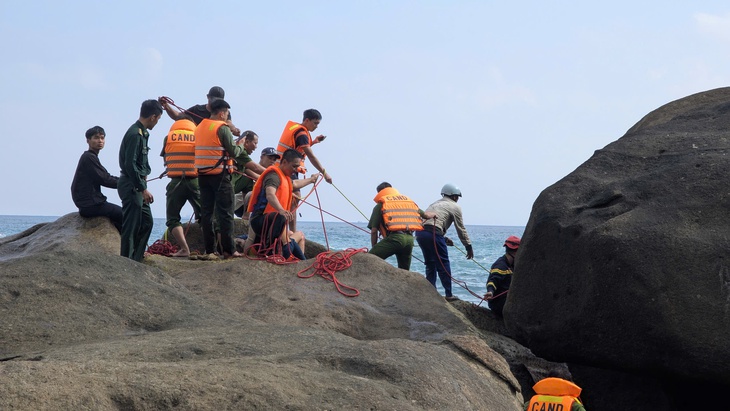 Khu vực du khách gặp nạn có ghềnh đá cao- Ảnh: Công an cung cấp