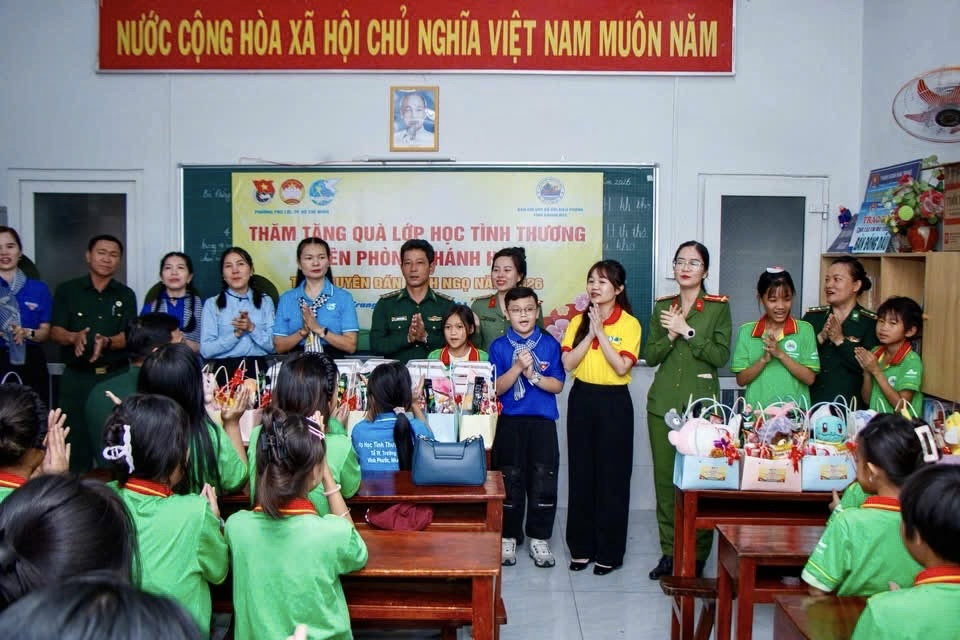 Đoàn đã đến thăm hỏi, giao lưu cùng các em học sinh tại lớp học tình thương do Đồn Biên phòng Cầu Bóng phụ trách giảng dạy 