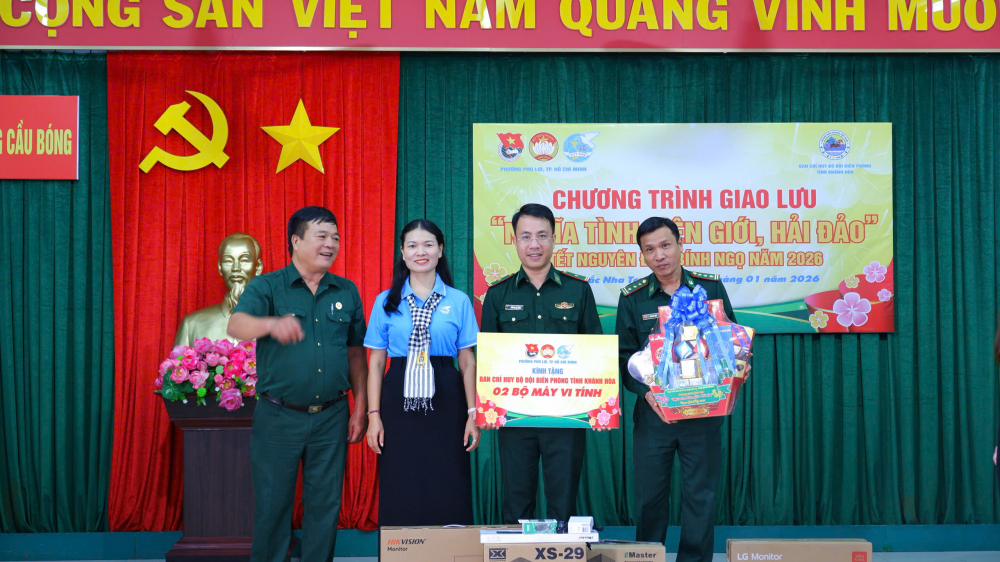 trao tặng 2 bộ máy vi tính và quà Tết cho Đồn Biên phòng Cầu Bóng và Đồn Biên phòng Vĩnh Hải. - Ảnh: TL